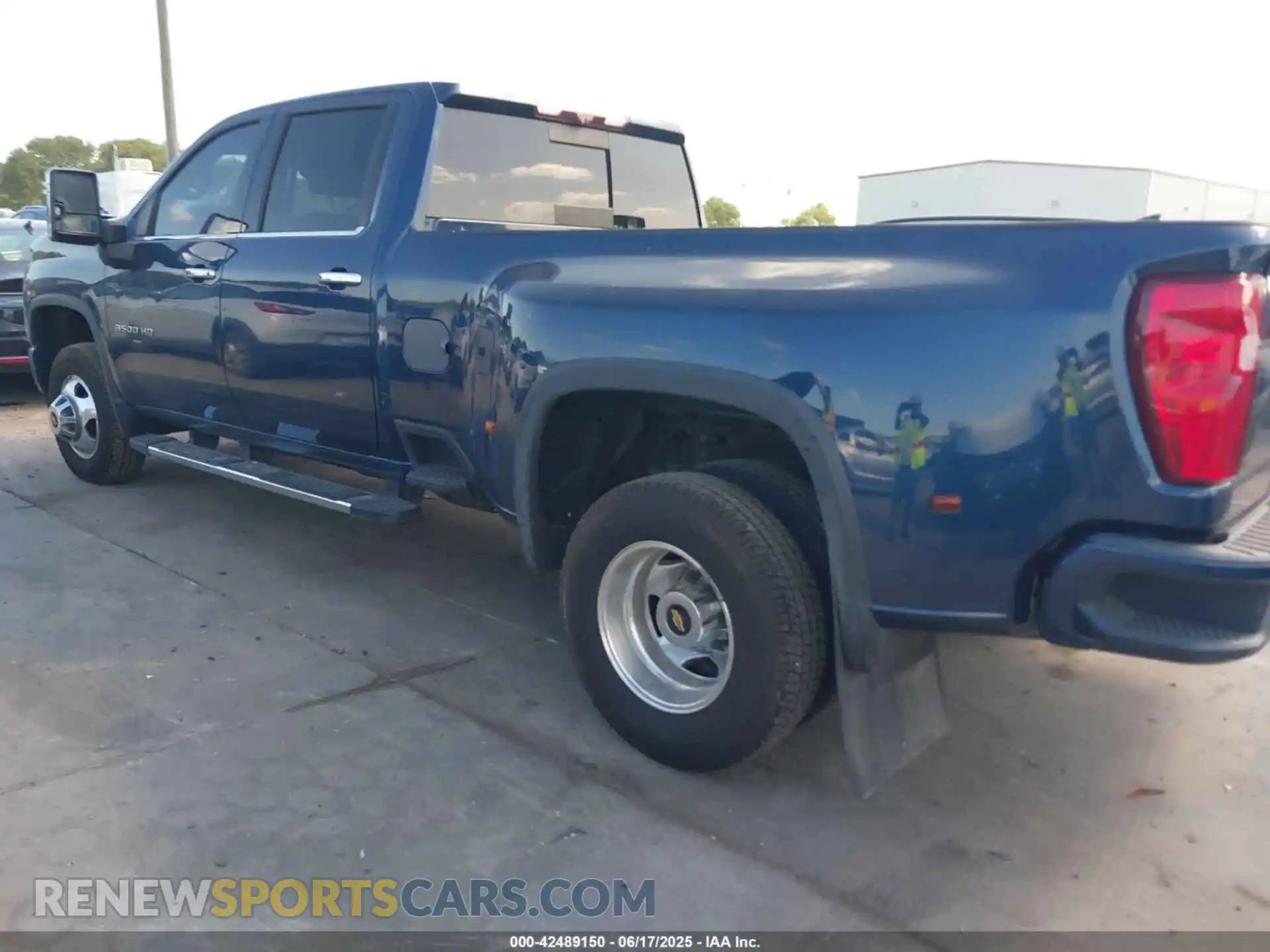 3 Photograph of a damaged car 1GC4YVEY9LF213150 CHEVROLET SILVERADO 3500HD 2020