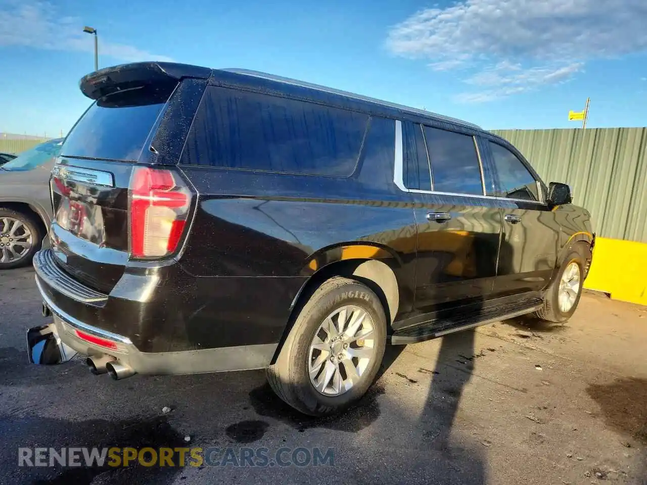 3 Photograph of a damaged car 1GNSCFKD5MR319972 CHEVROLET SUBURBAN 2021