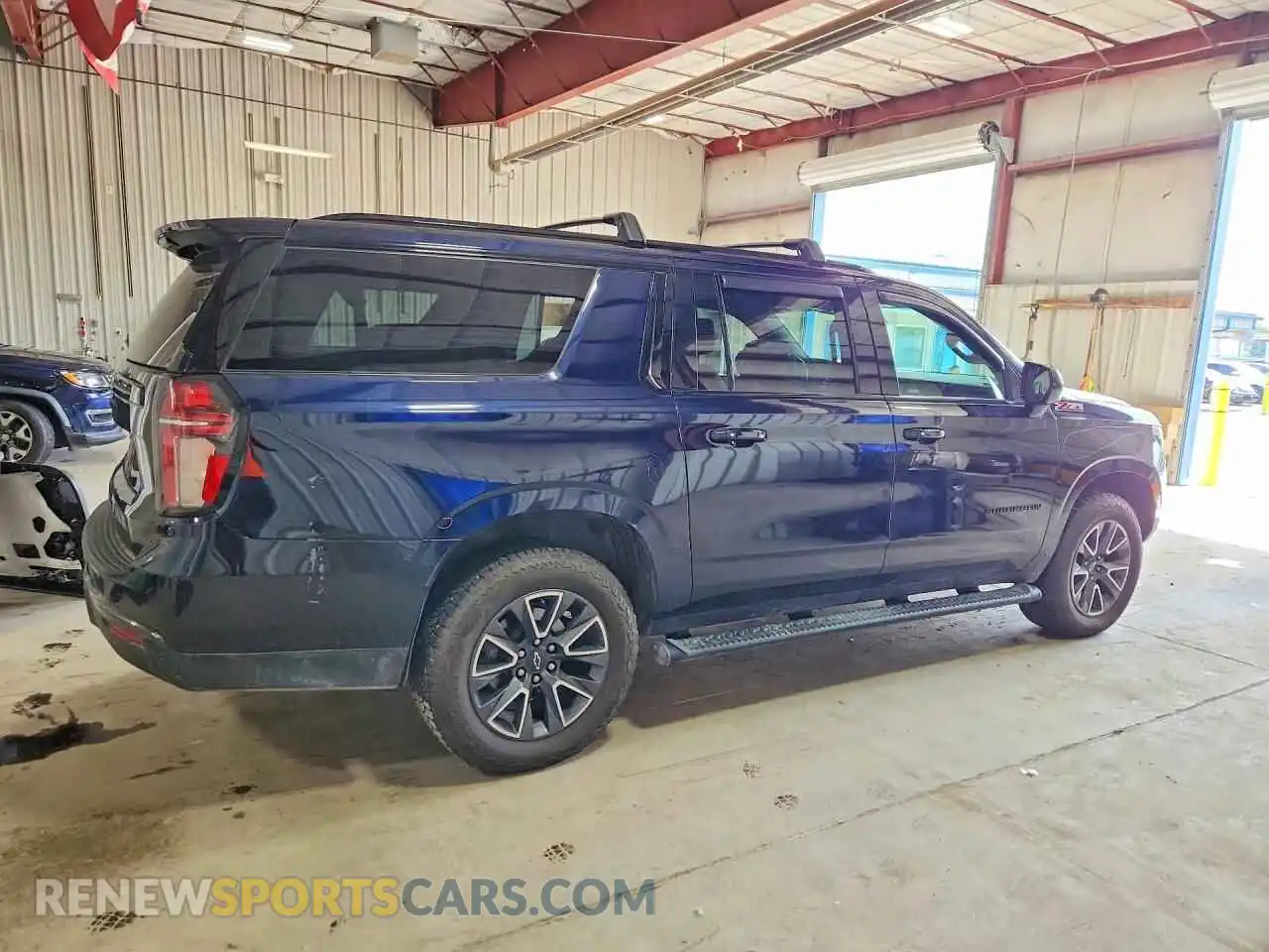 3 Photograph of a damaged car 1GNSKDKD6NR122270 CHEVROLET SUBURBAN 2022