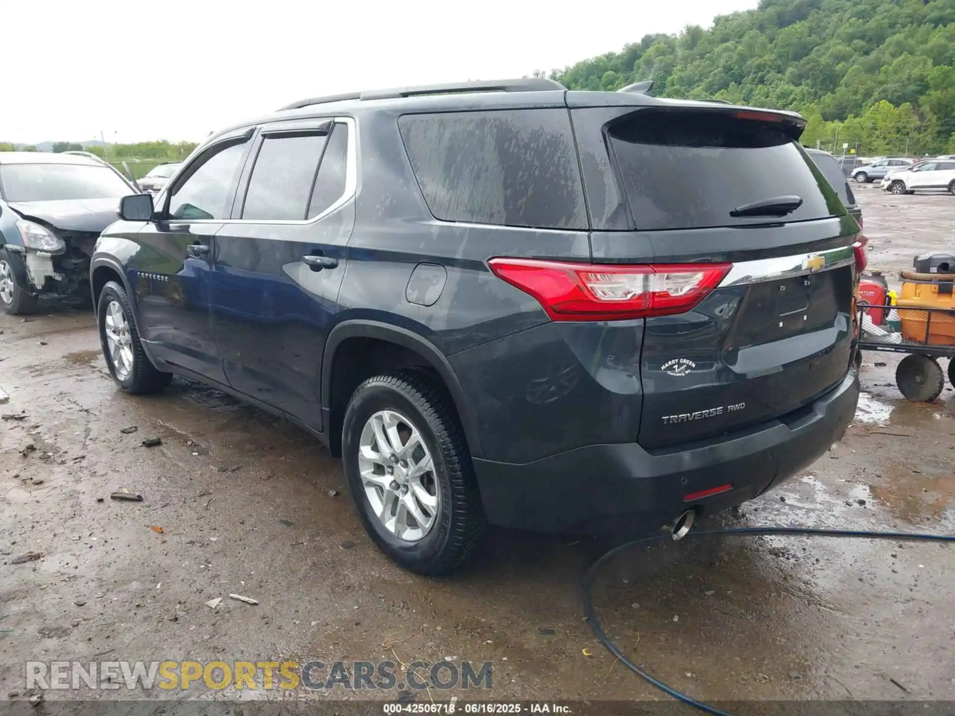 3 Photograph of a damaged car 1GNEVGKW8LJ270715 CHEVROLET TRAVERSE 2020