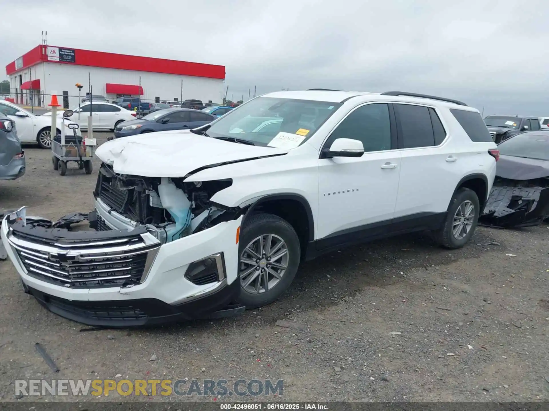 2 fotografías del automóvil dañado 1GNERGKWXPJ331072 CHEVROLET TRAVERSE 2023