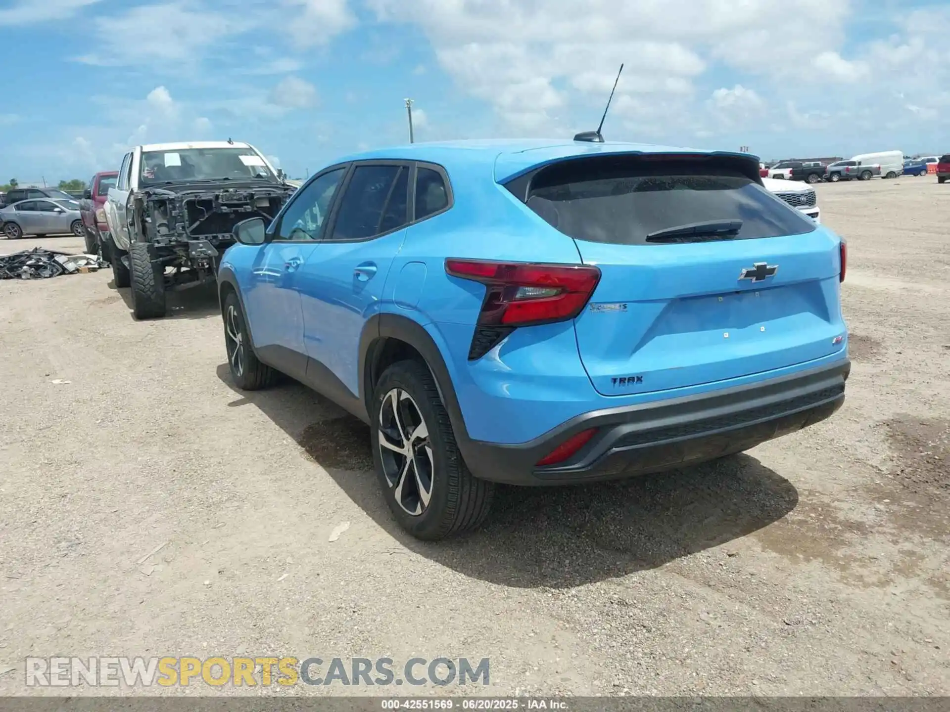3 Фотография поврежденного автомобиля KL77LGE27RC030159 CHEVROLET TRAX 2024
