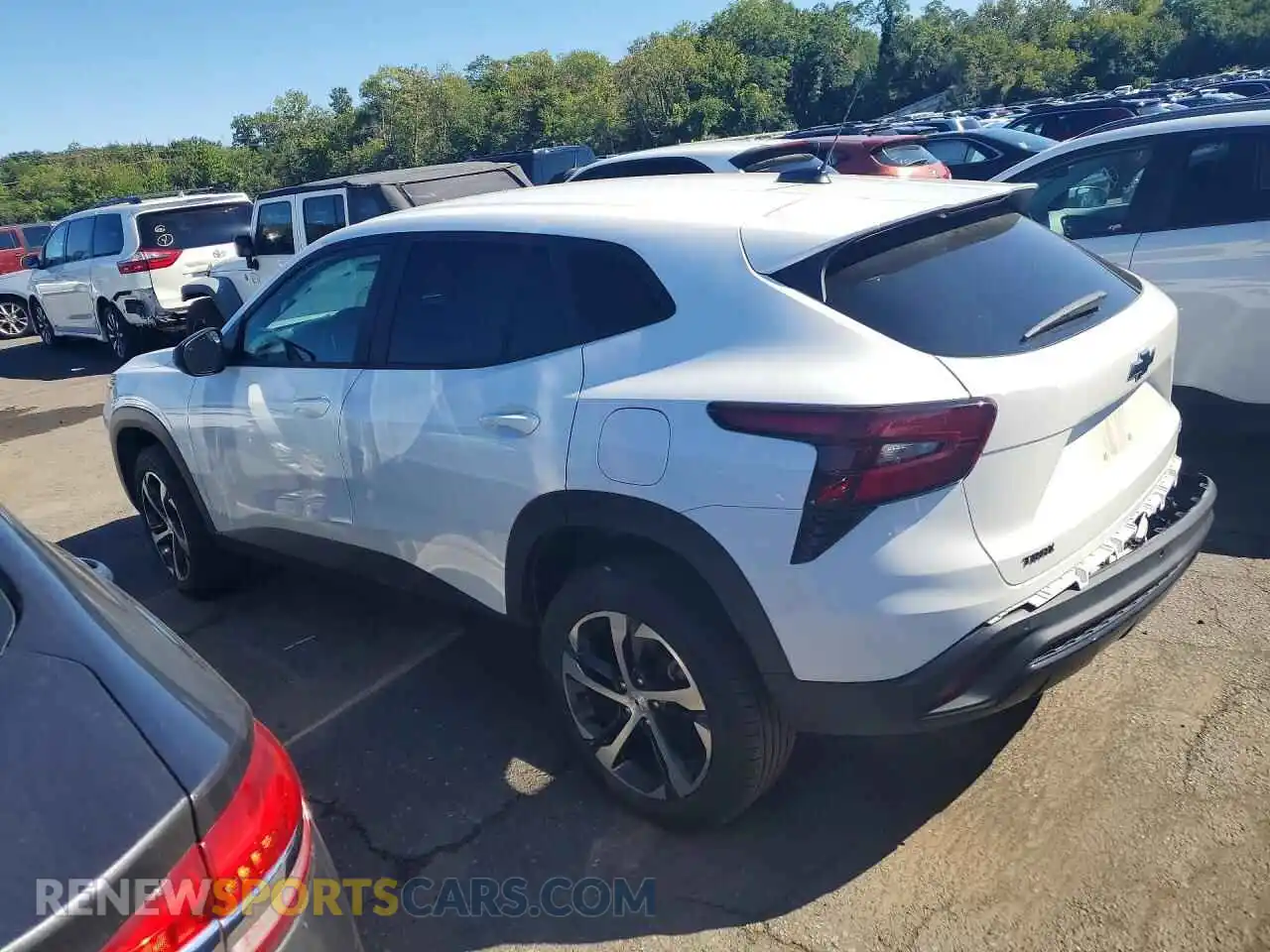 2 Фотография поврежденного автомобиля KL77LGE27RC209205 CHEVROLET TRAX 2024