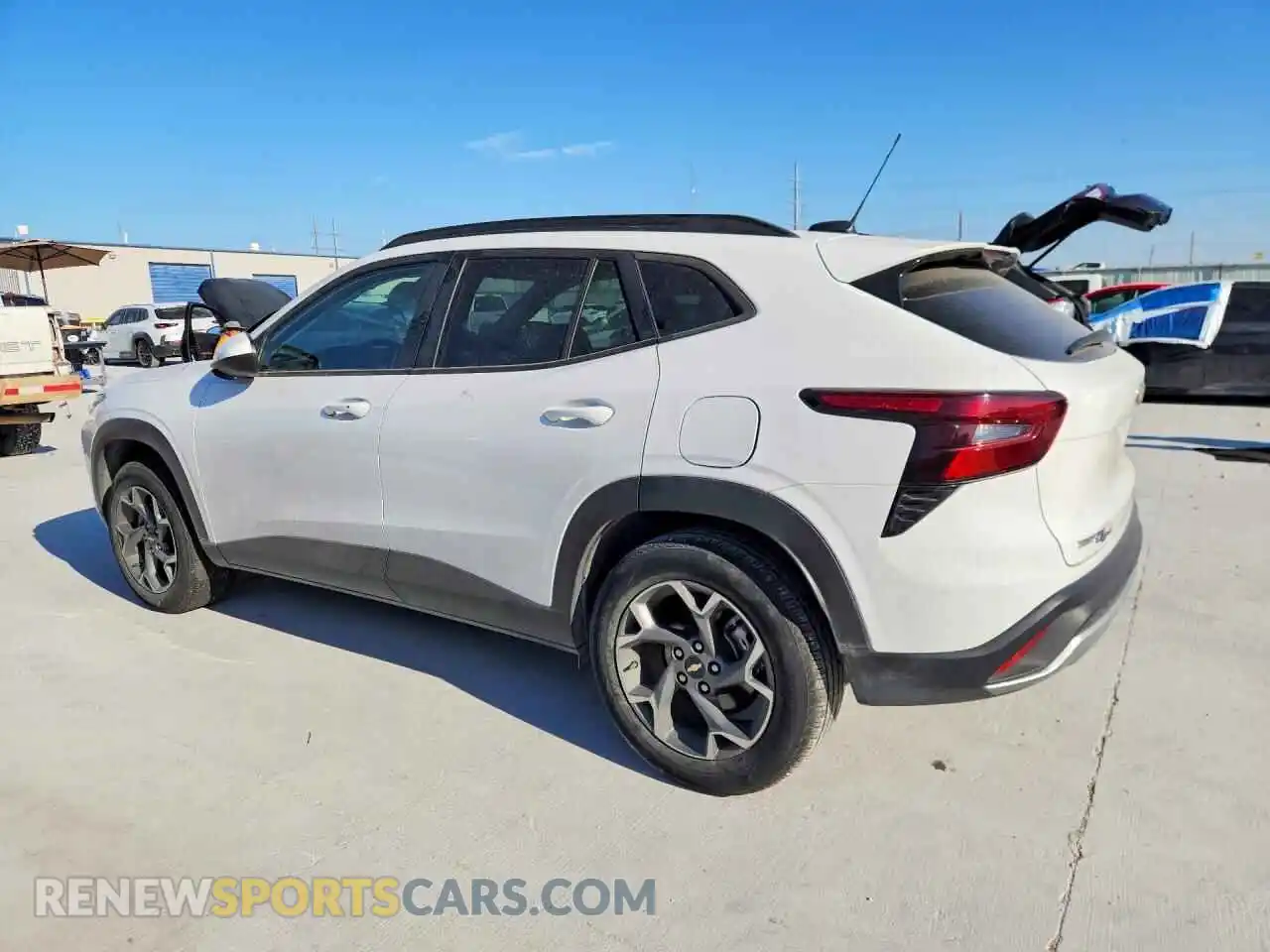 2 fotografías del automóvil dañado KL77LHE21RC124267 CHEVROLET TRAX 2024