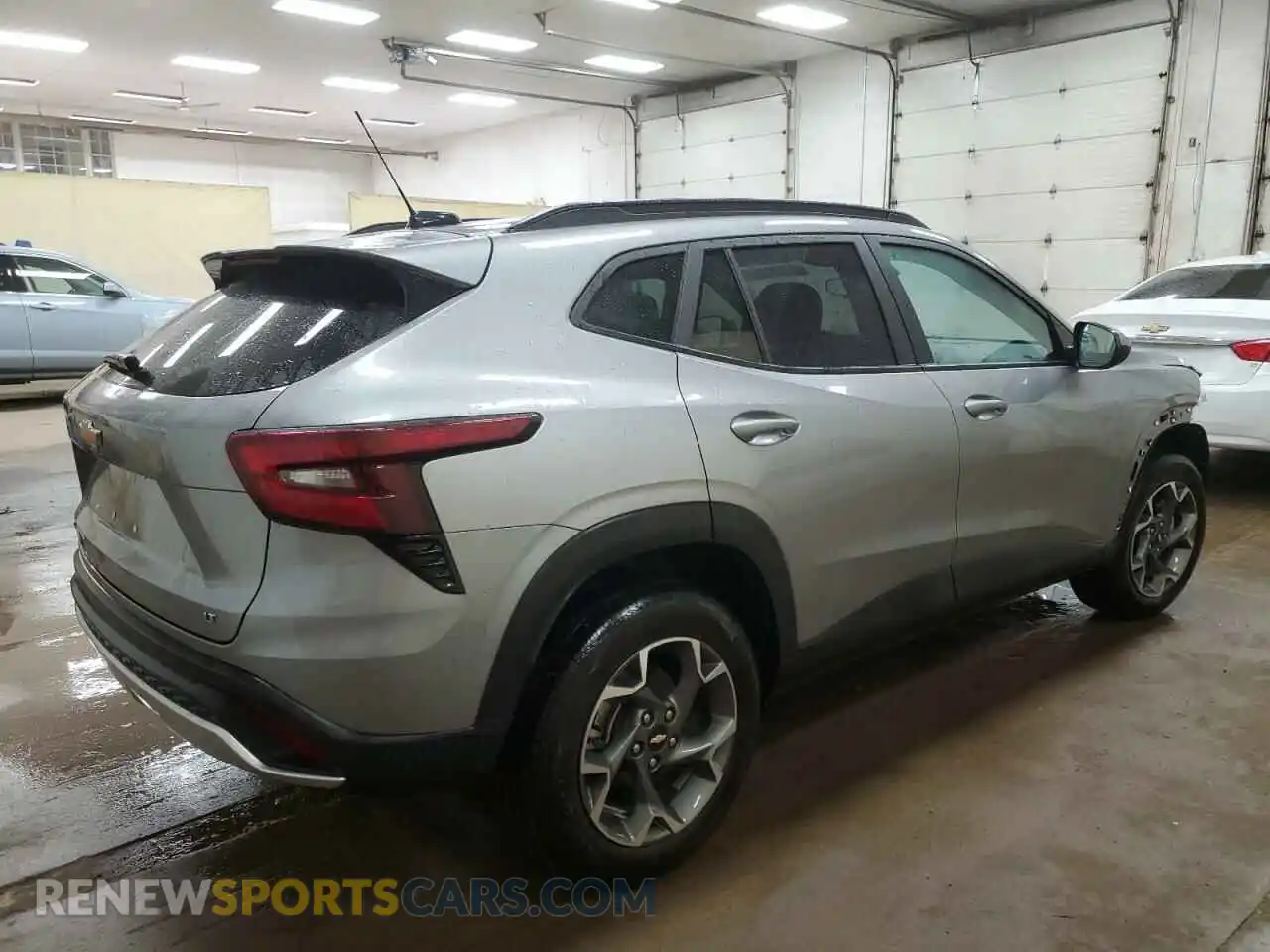 3 Фотография поврежденного автомобиля KL77LHE23RC009993 CHEVROLET TRAX 2024
