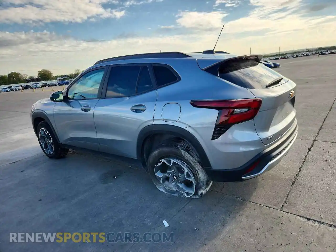 2 Фотография поврежденного автомобиля KL77LHE29RC237707 CHEVROLET TRAX 2024