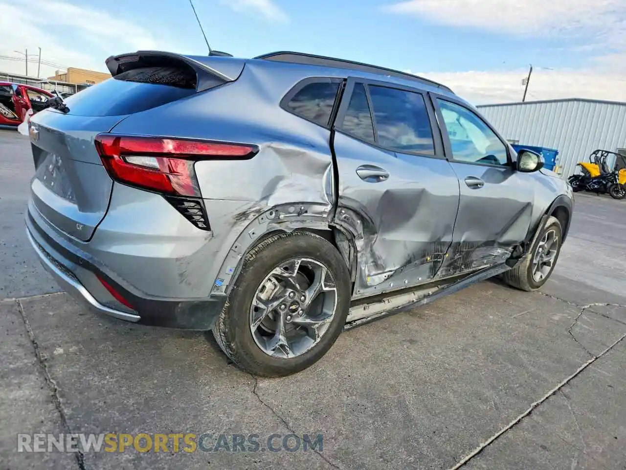 3 Фотография поврежденного автомобиля KL77LHE29RC237707 CHEVROLET TRAX 2024
