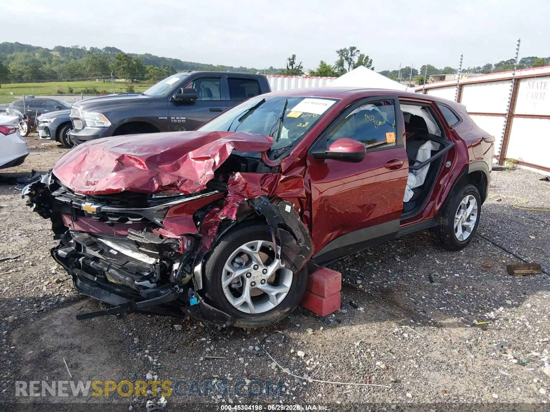2 Фотография поврежденного автомобиля KL77LFEP8SC293420 CHEVROLET TRAX 2025