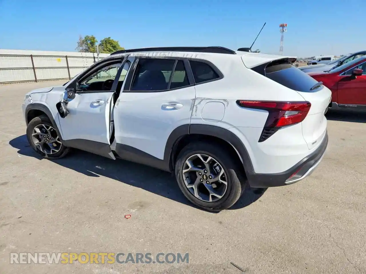 2 Фотография поврежденного автомобиля KL77LHEP0SC185594 CHEVROLET TRAX 2025