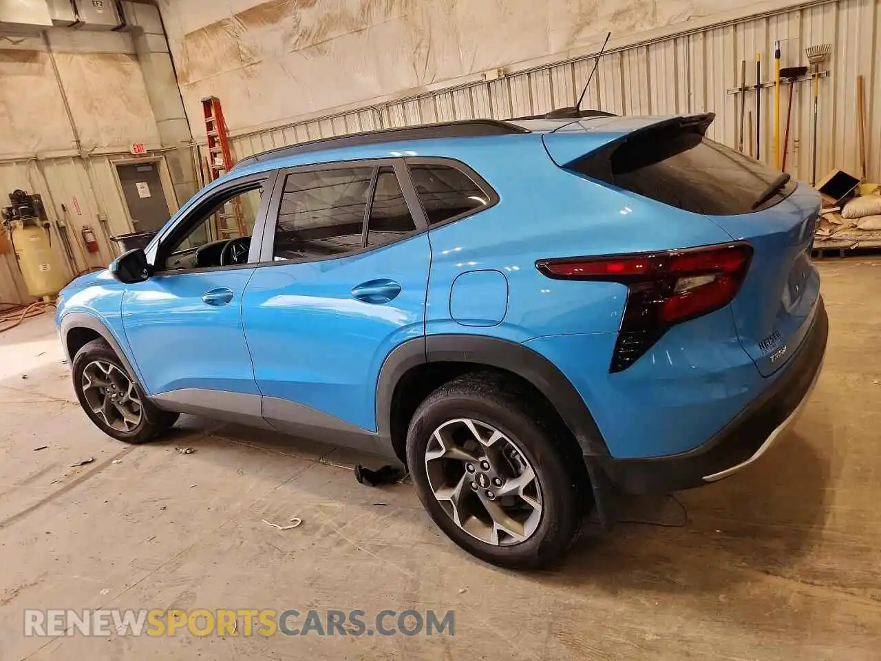 2 Фотография поврежденного автомобиля KL77LHEP1SC334594 CHEVROLET TRAX 2025