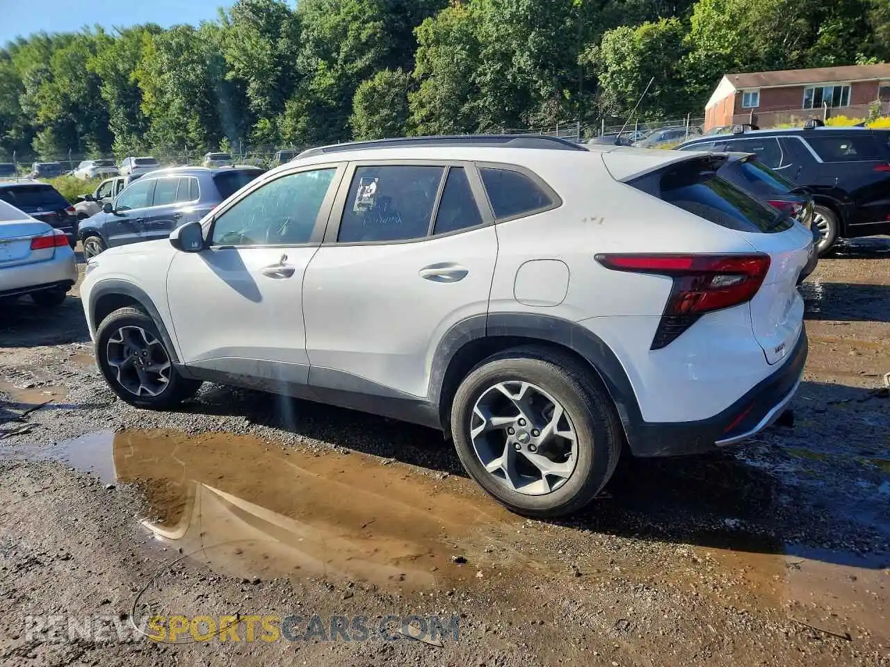 2 fotografías del automóvil dañado KL77LHEP2SC080118 CHEVROLET TRAX 2025