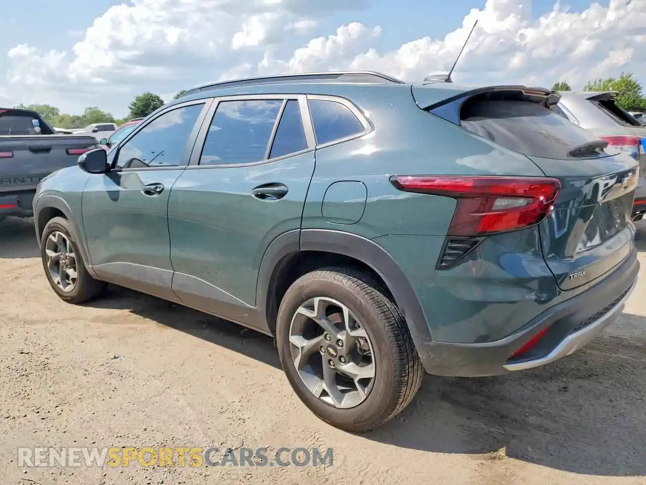2 fotografías del automóvil dañado KL77LHEP2SC190912 CHEVROLET TRAX 2025