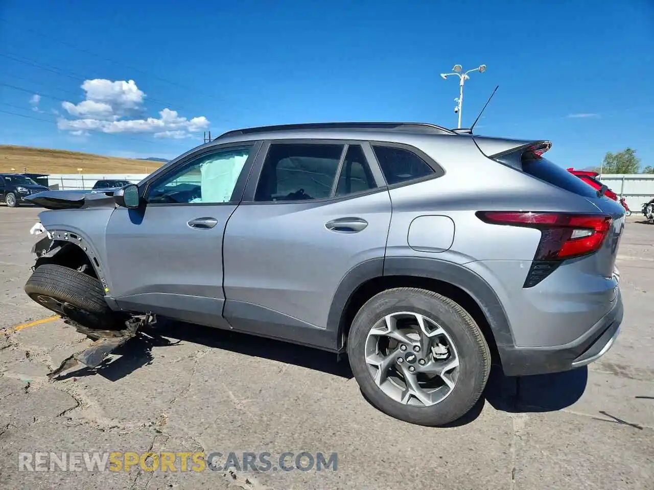 2 Фотография поврежденного автомобиля KL77LHEP2SC290007 CHEVROLET TRAX 2025