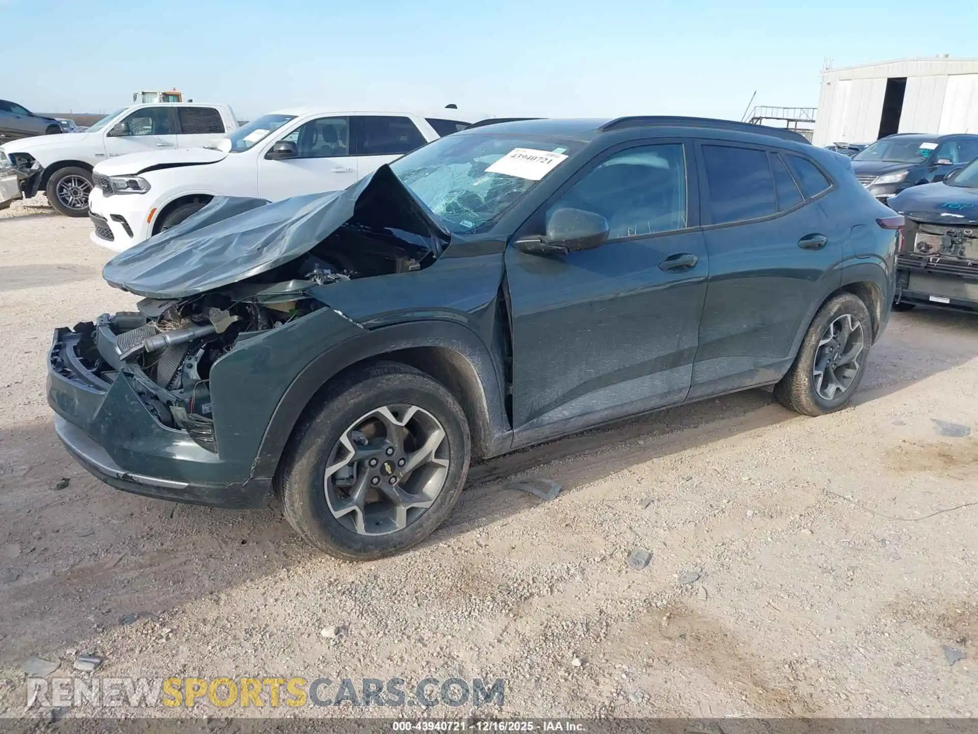 2 Фотография поврежденного автомобиля KL77LHEP4SC155840 CHEVROLET TRAX 2025