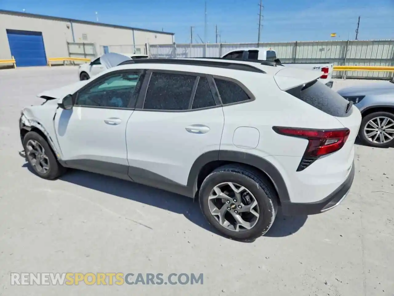 2 Фотография поврежденного автомобиля KL77LHEP6SC141874 CHEVROLET TRAX 2025