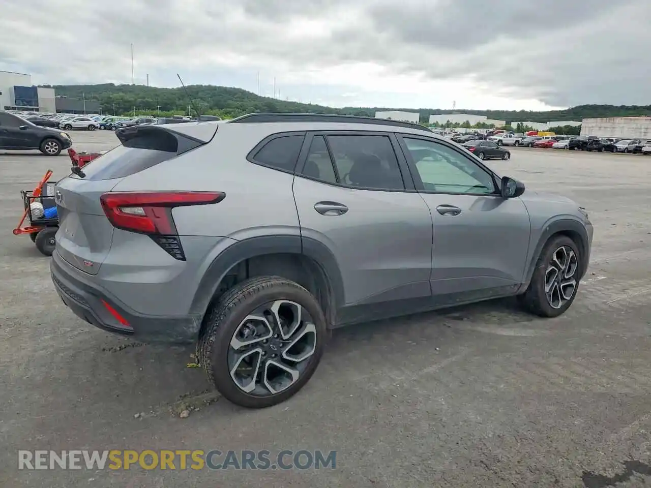 3 Фотография поврежденного автомобиля KL77LJEPXSC318014 CHEVROLET TRAX 2025