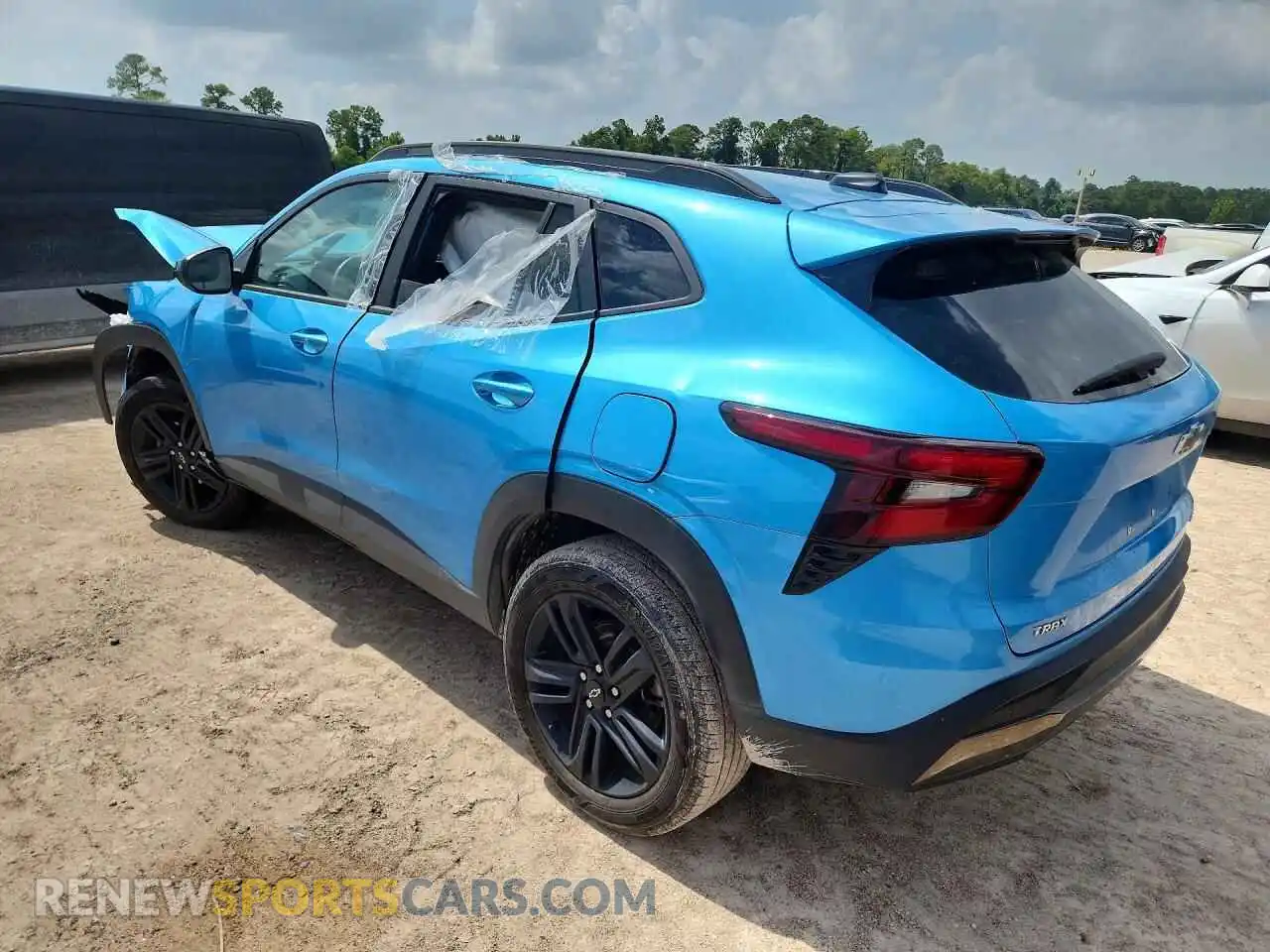 2 Фотография поврежденного автомобиля KL77LKEP2SC216714 CHEVROLET TRAX 2025