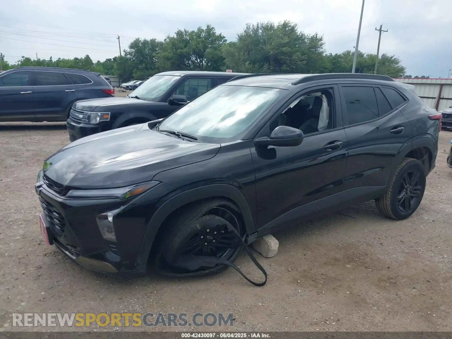 2 fotografías del automóvil dañado KL77LKEP7SC258327 CHEVROLET TRAX 2025