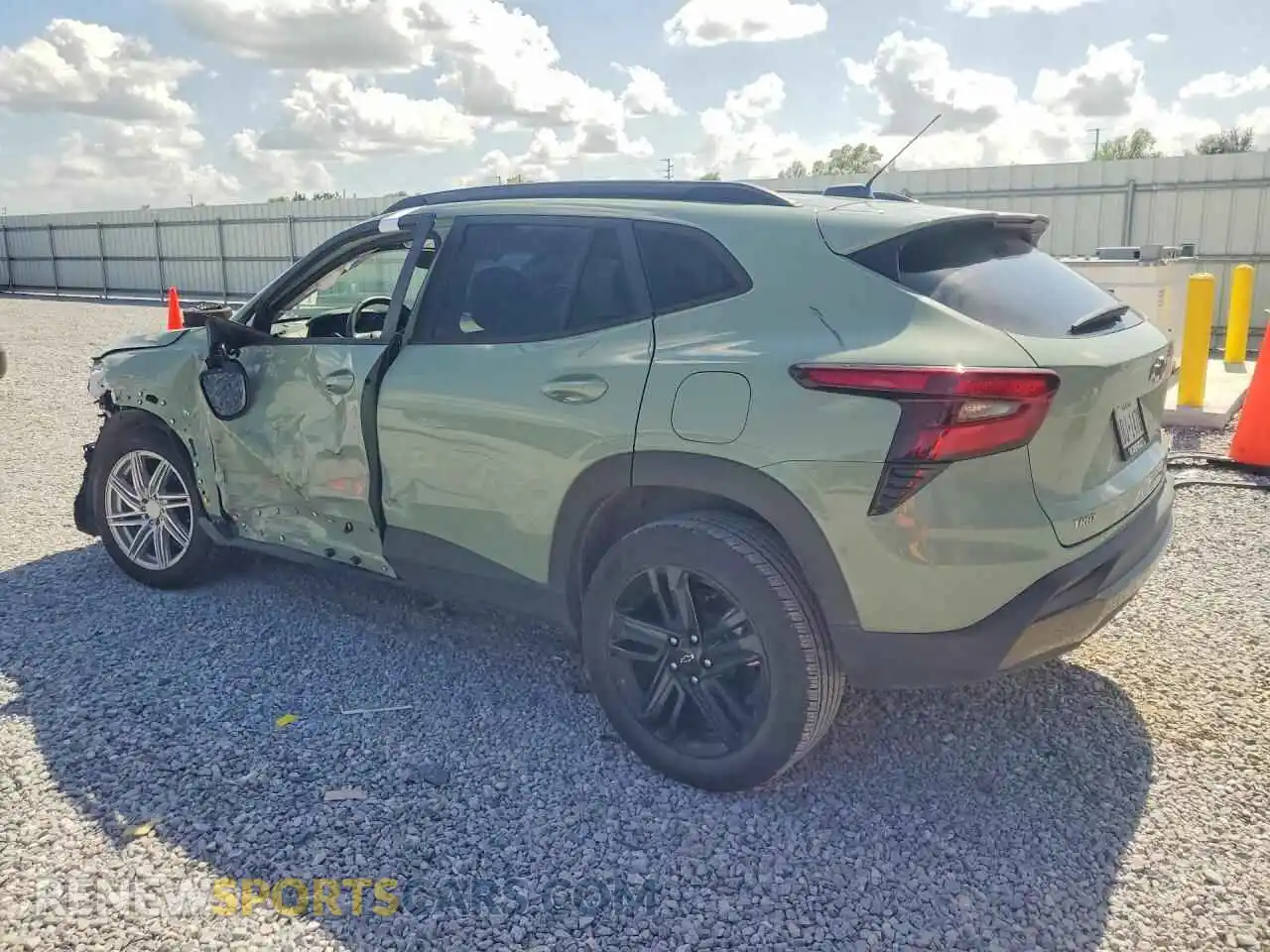 2 Фотография поврежденного автомобиля KL77LKEP8SC214482 CHEVROLET TRAX 2025