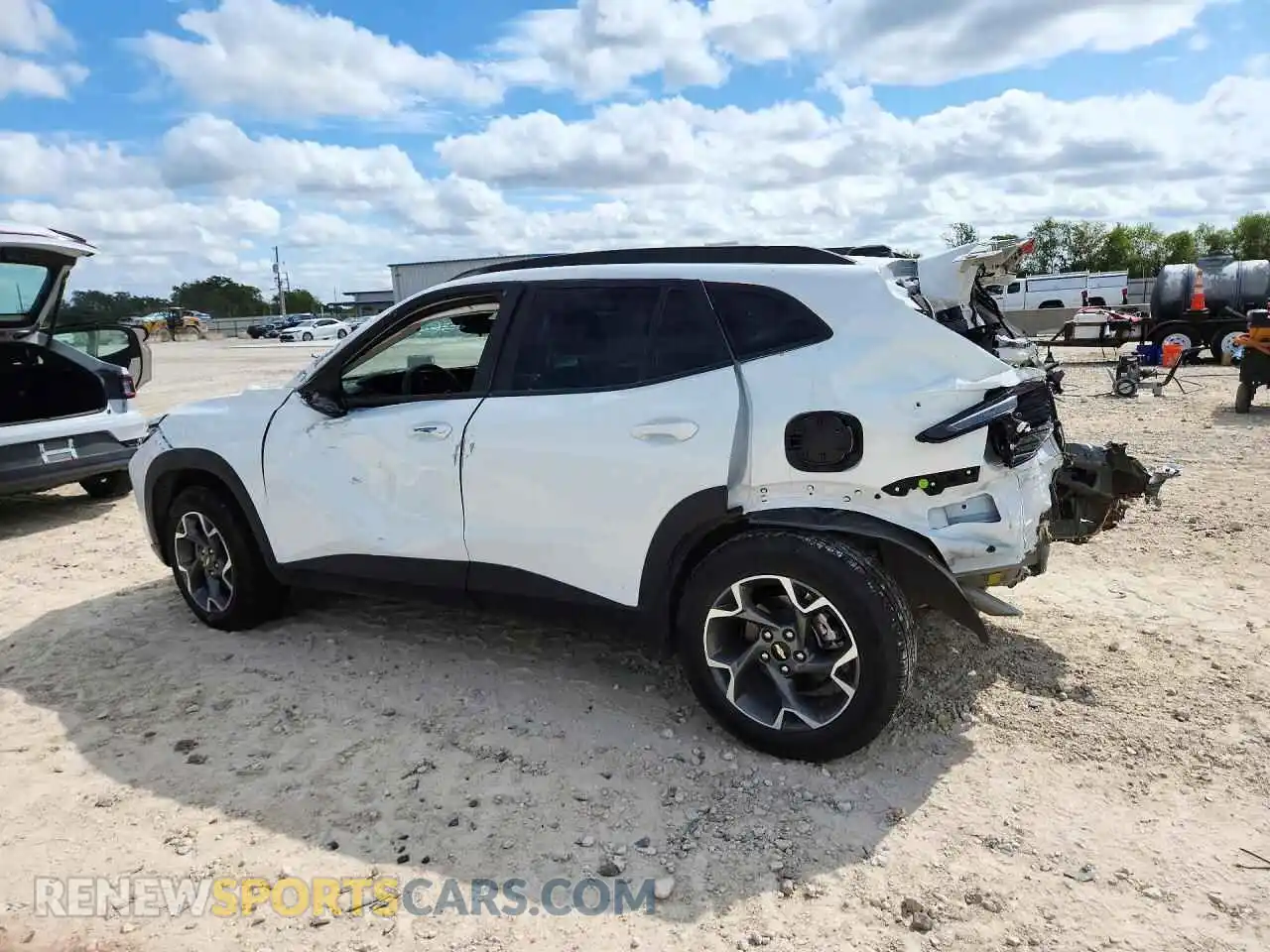 2 Фотография поврежденного автомобиля KL77LHEP0TC142276 CHEVROLET TRAX 2026