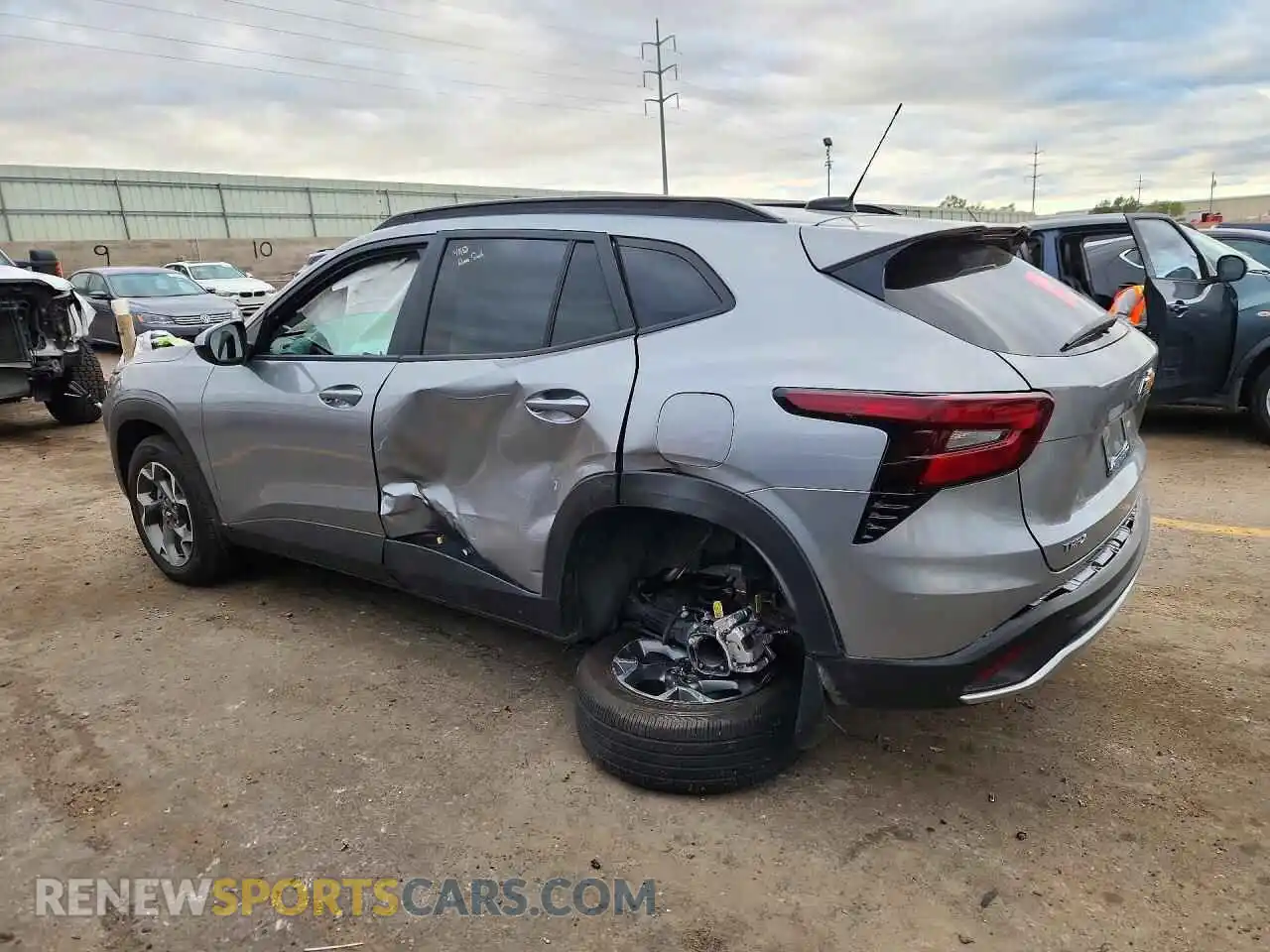 2 fotografías del automóvil dañado KL77LHEP2TC153120 CHEVROLET TRAX 2026