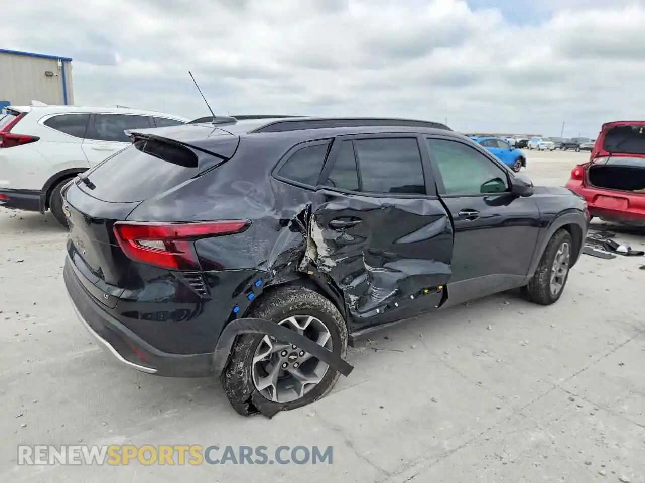 3 Фотография поврежденного автомобиля KL77LHEP6TC030257 CHEVROLET TRAX 2026