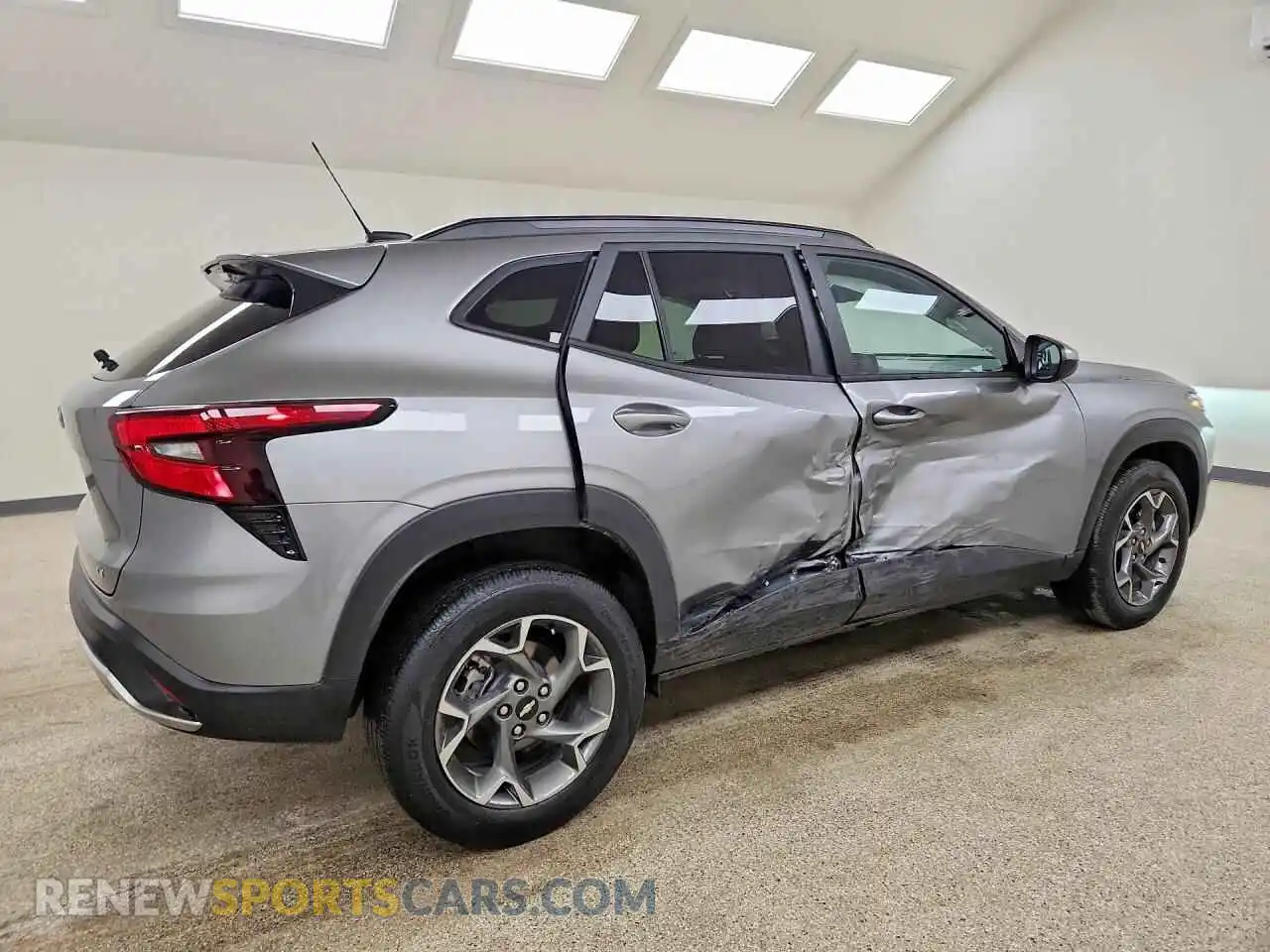 3 Фотография поврежденного автомобиля KL77LHEP7TC170933 CHEVROLET TRAX 2026