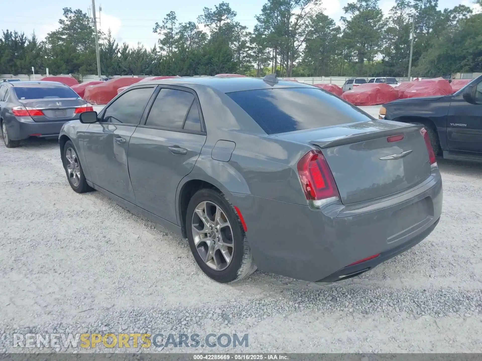 3 Photograph of a damaged car 2C3CCABG5KH573371 CHRYSLER 300 2019
