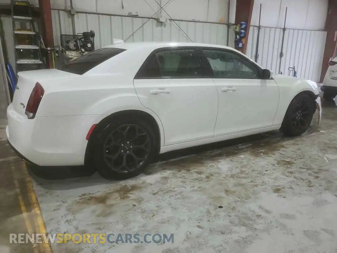 3 Photograph of a damaged car 2C3CCABG7KH697691 CHRYSLER 300 2019