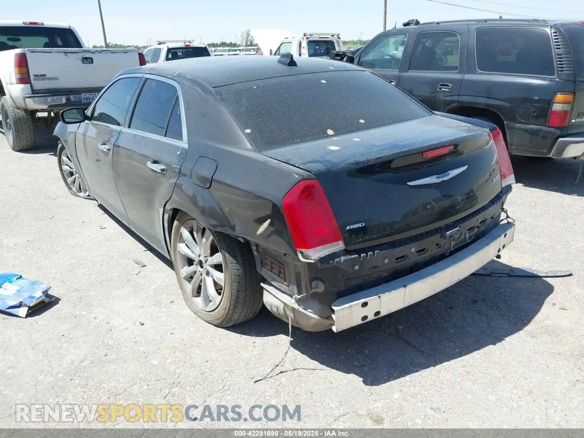3 Photograph of a damaged car 2C3CCAKG1LH137697 CHRYSLER 300 2020
