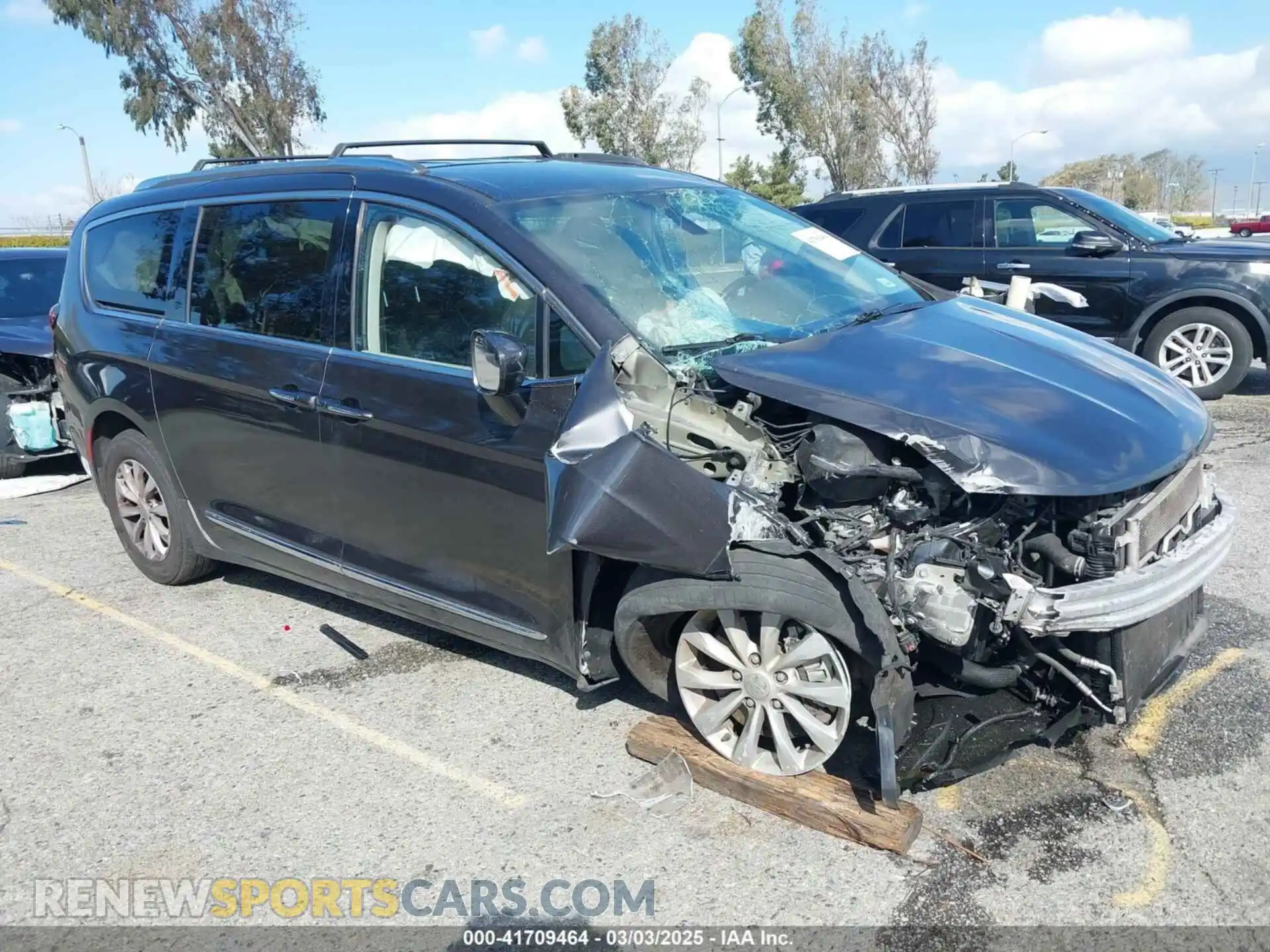 1 Photograph of a damaged car 2C4RC1BG3KR613205 CHRYSLER PACIFICA 2019