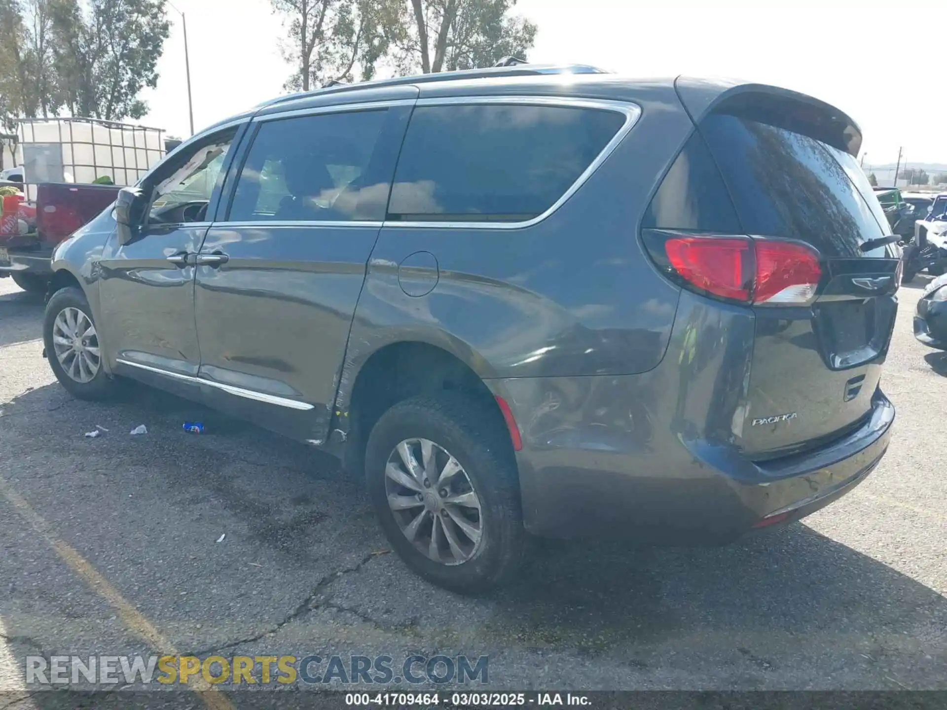 3 Photograph of a damaged car 2C4RC1BG3KR613205 CHRYSLER PACIFICA 2019