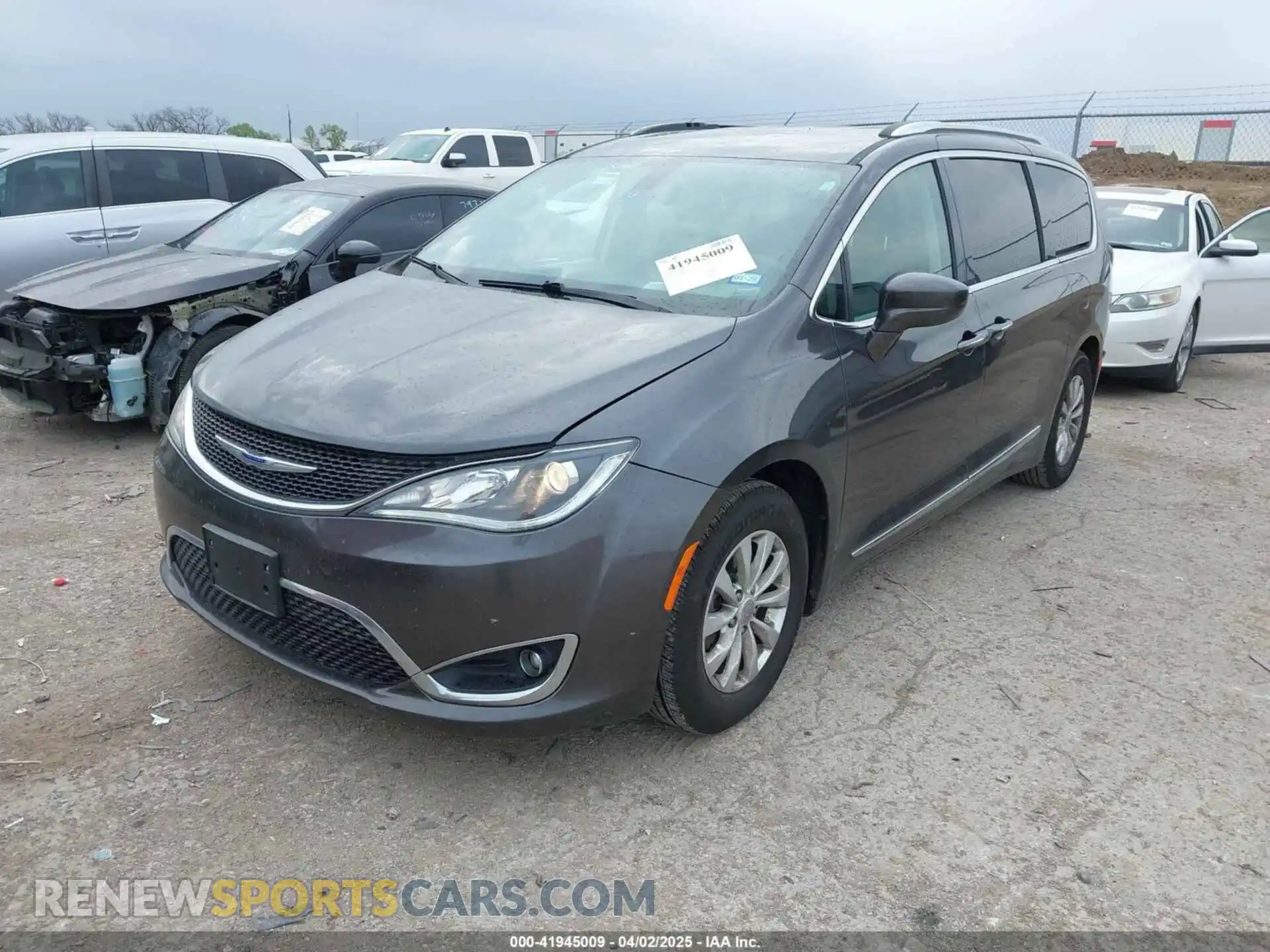 2 Photograph of a damaged car 2C4RC1BGXKR526286 CHRYSLER PACIFICA 2019