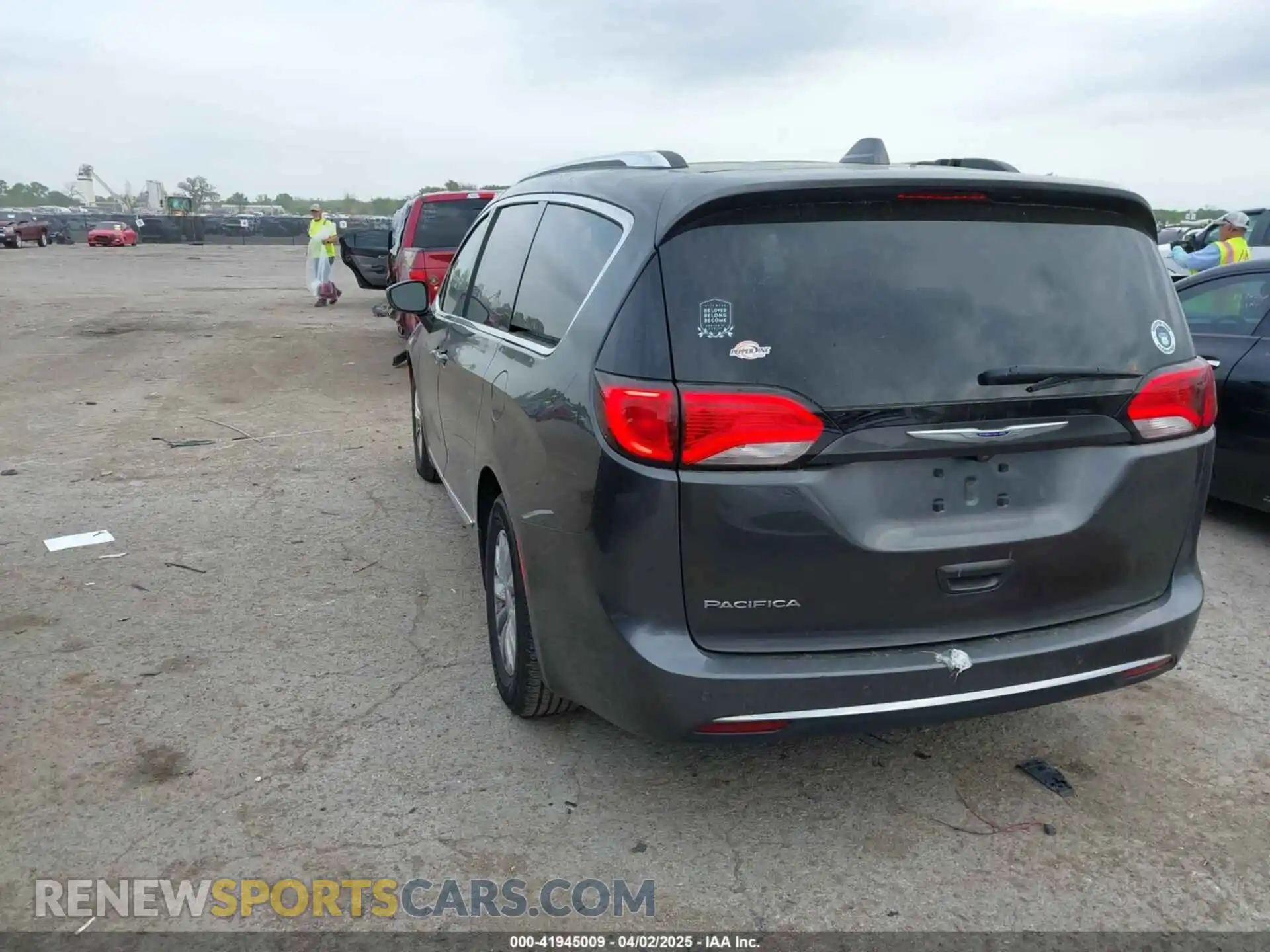 3 Photograph of a damaged car 2C4RC1BGXKR526286 CHRYSLER PACIFICA 2019