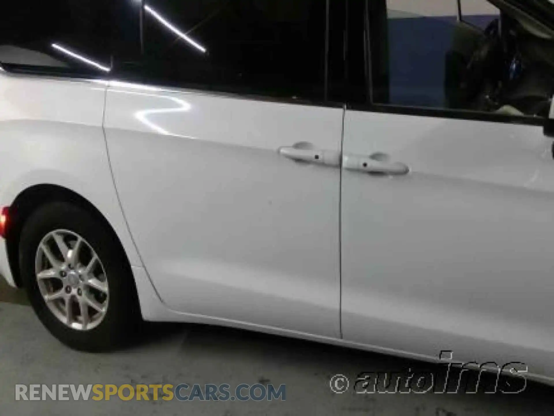 1 Photograph of a damaged car 2C4RC1DG6KR666140 CHRYSLER PACIFICA 2019