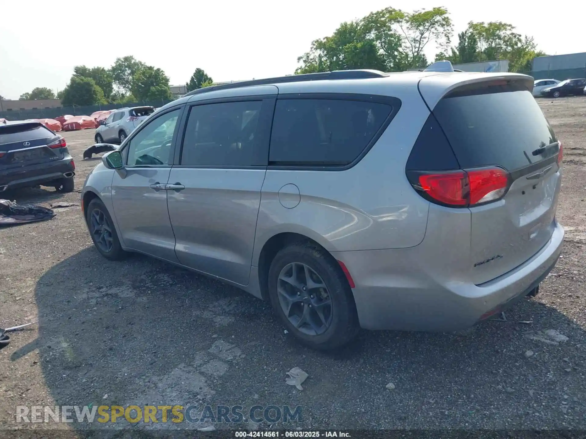 3 fotografías del automóvil dañado 2C4RC1EG2KR704168 CHRYSLER PACIFICA 2019