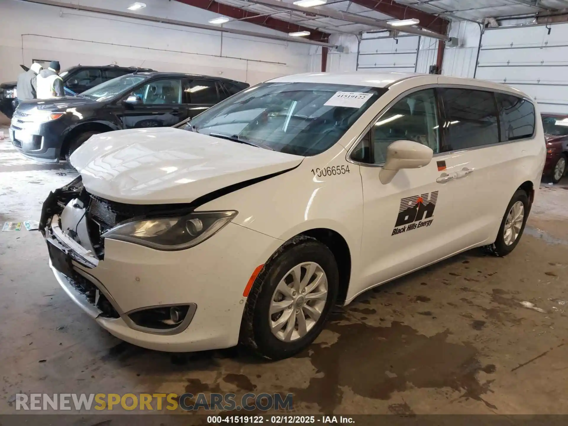2 Photograph of a damaged car 2C4RC1FG7KR666242 CHRYSLER PACIFICA 2019