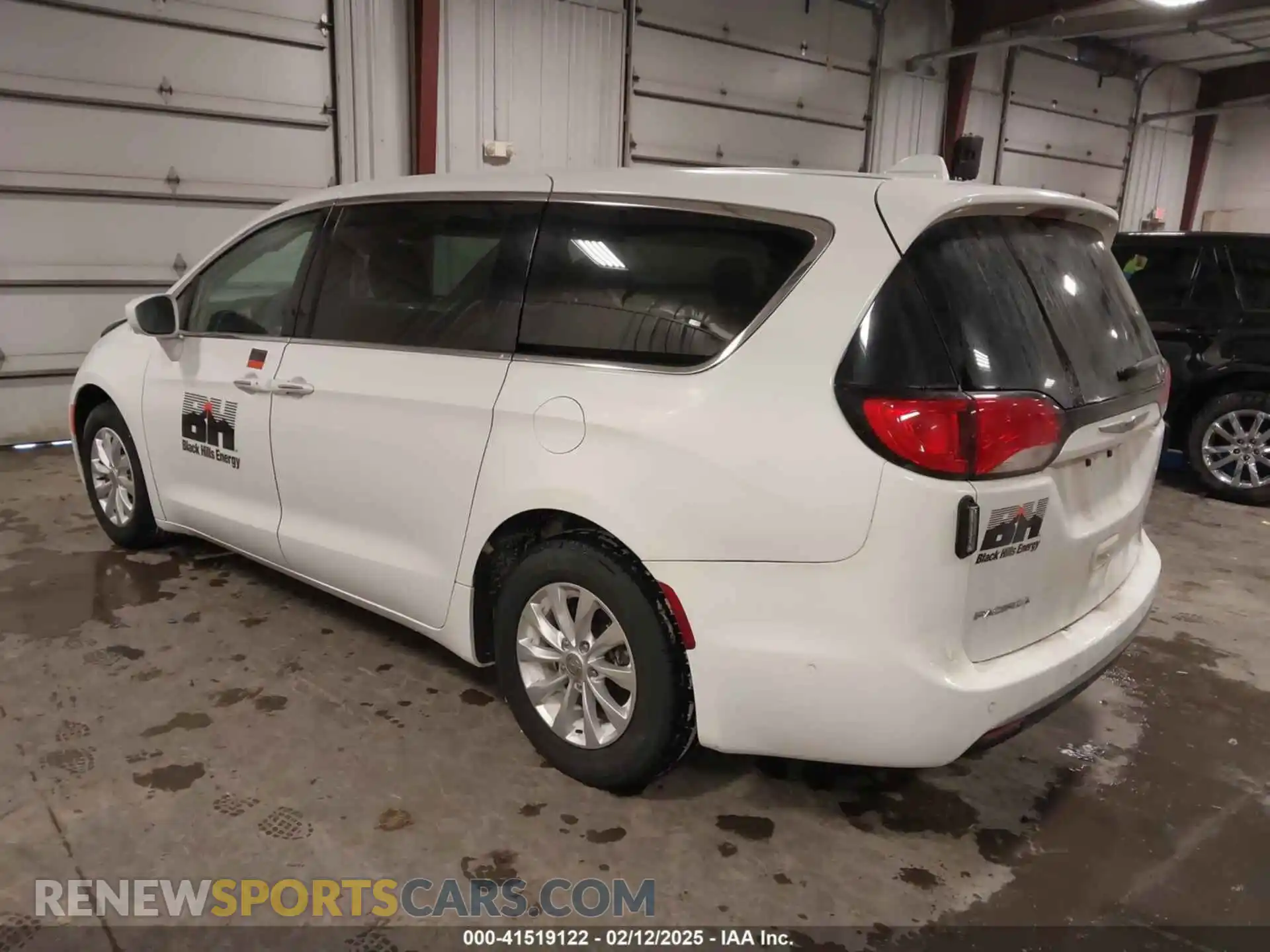 3 Photograph of a damaged car 2C4RC1FG7KR666242 CHRYSLER PACIFICA 2019
