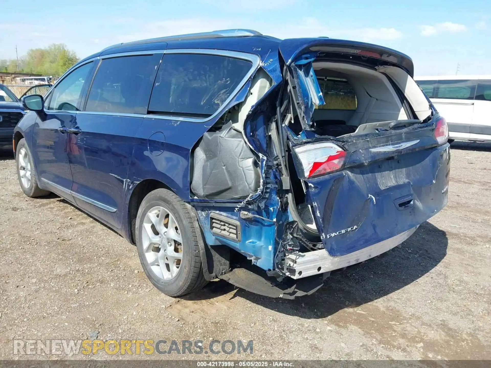 3 Photograph of a damaged car 2C4RC1GG2KR655440 CHRYSLER PACIFICA 2019