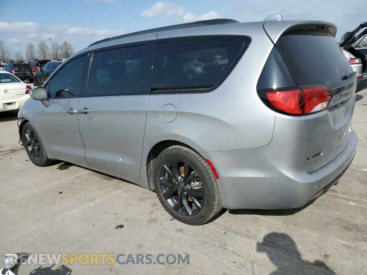 2 Photograph of a damaged car 2C4RC1GG8KR720288 CHRYSLER PACIFICA 2019