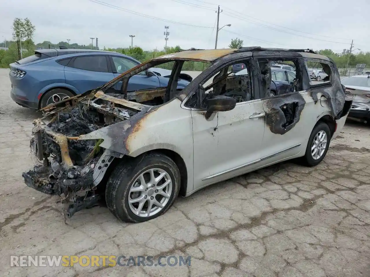 1 Photograph of a damaged car 2C4RC1BG1LR129504 CHRYSLER PACIFICA 2020