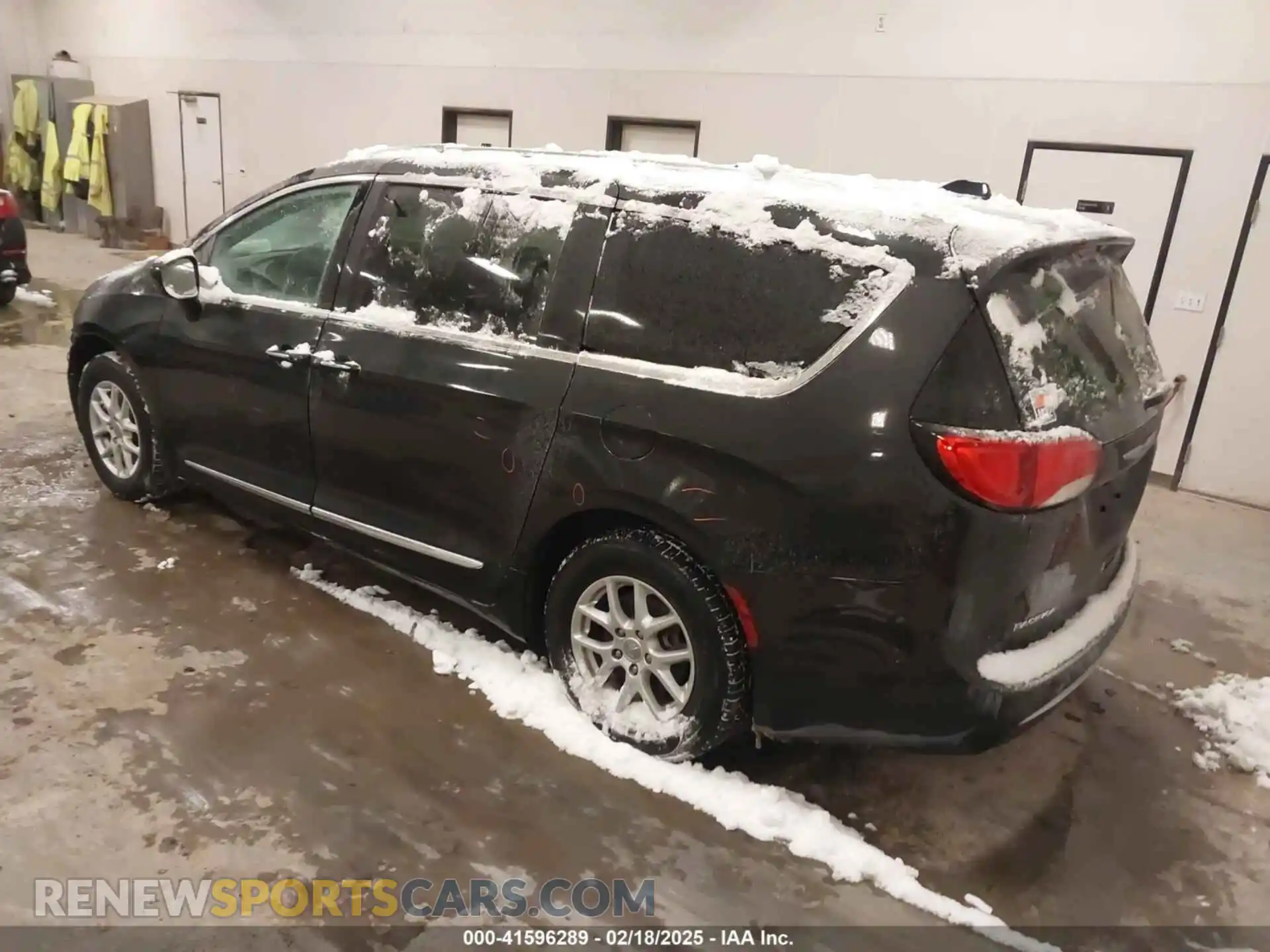 3 Photograph of a damaged car 2C4RC1BG5LR266591 CHRYSLER PACIFICA 2020