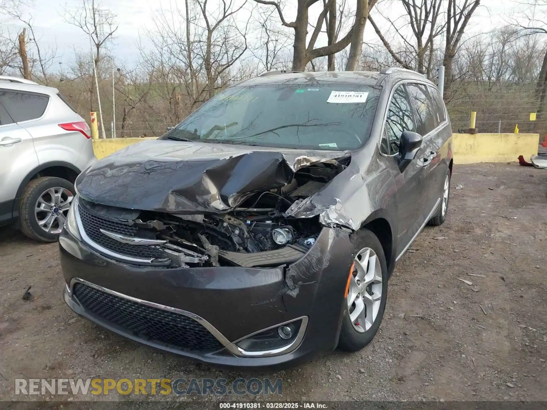 2 Фотография поврежденного автомобиля 2C4RC1EG0LR110048 CHRYSLER PACIFICA 2020
