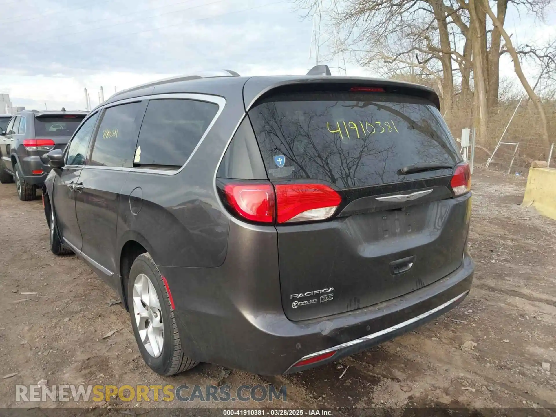 3 Фотография поврежденного автомобиля 2C4RC1EG0LR110048 CHRYSLER PACIFICA 2020