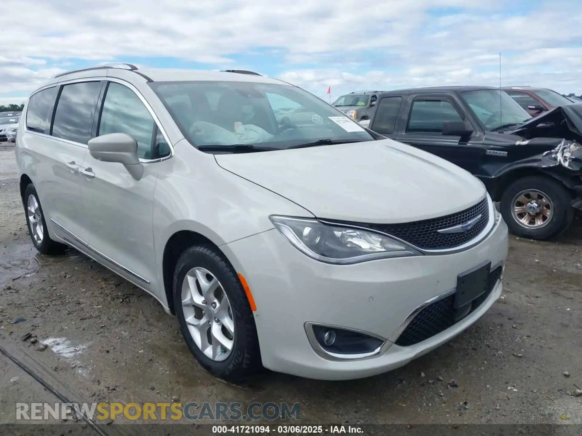 1 Photograph of a damaged car 2C4RC1EG5LR286819 CHRYSLER PACIFICA 2020