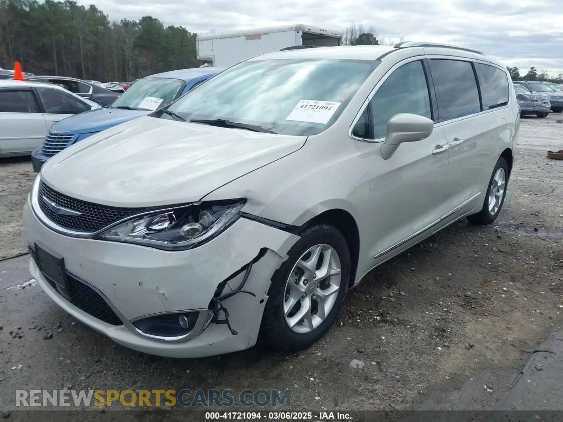 2 Photograph of a damaged car 2C4RC1EG5LR286819 CHRYSLER PACIFICA 2020