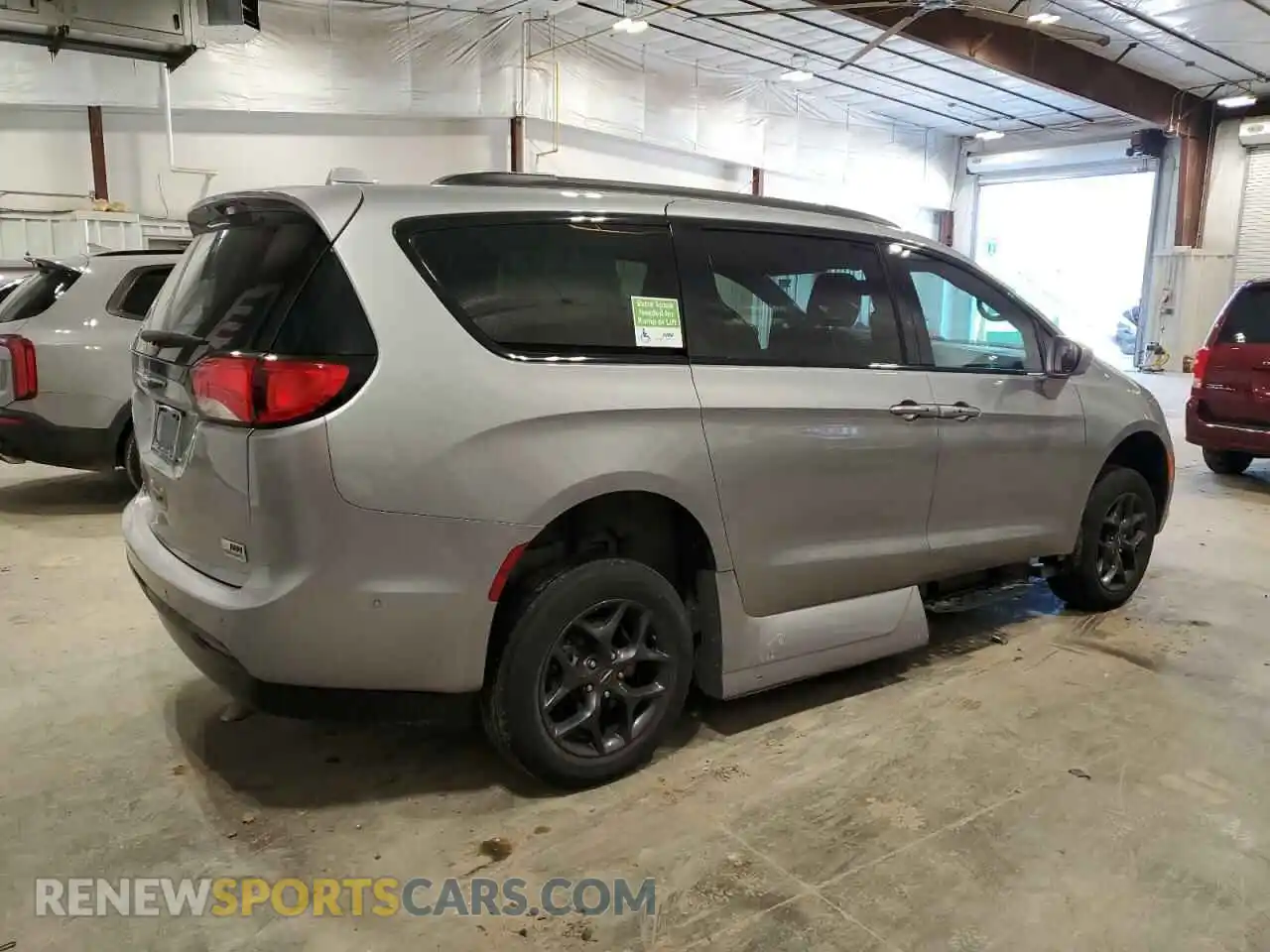 3 Фотография поврежденного автомобиля 2C4RC1EG6LR116405 CHRYSLER PACIFICA 2020
