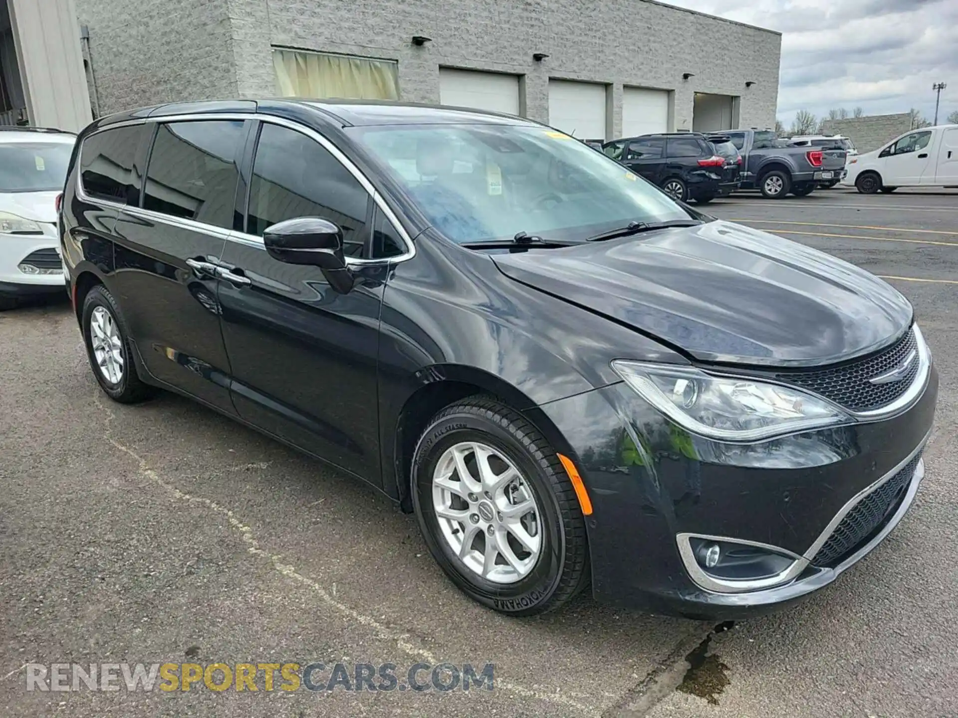 2 Photograph of a damaged car 2C4RC1FG1LR216121 CHRYSLER PACIFICA 2020