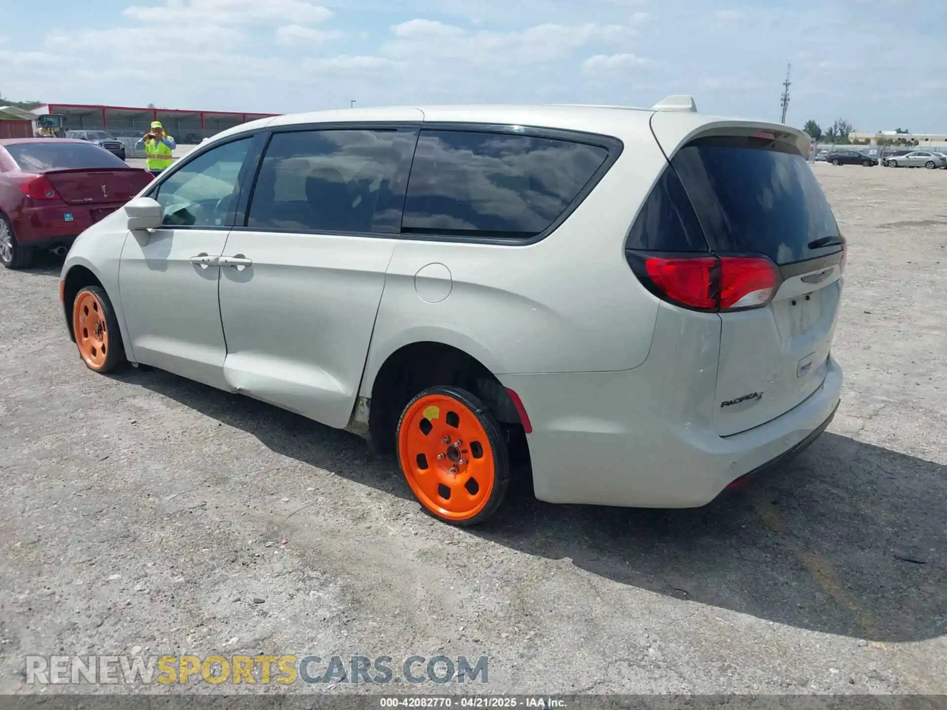 3 Фотография поврежденного автомобиля 2C4RC1FG2LR149545 CHRYSLER PACIFICA 2020