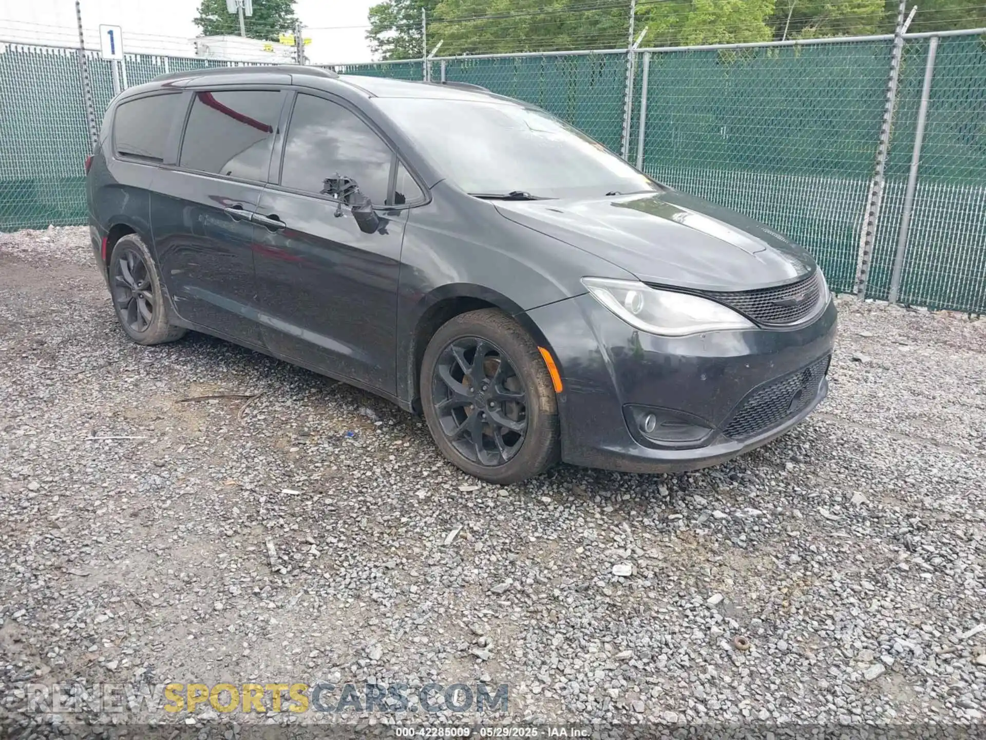 1 Photograph of a damaged car 2C4RC1GG1LR195995 CHRYSLER PACIFICA 2020